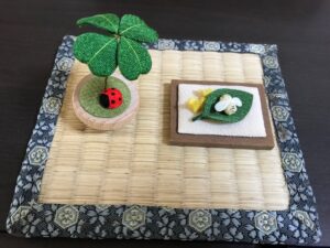 季節の小物てんとう虫と蜂の置物の画像です